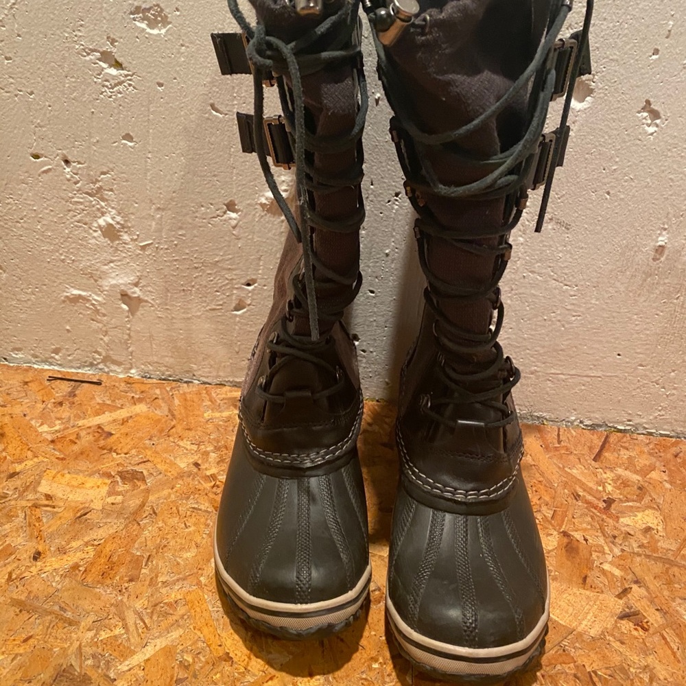 Sorel, Joan of Arc boots. Worn but excellent!